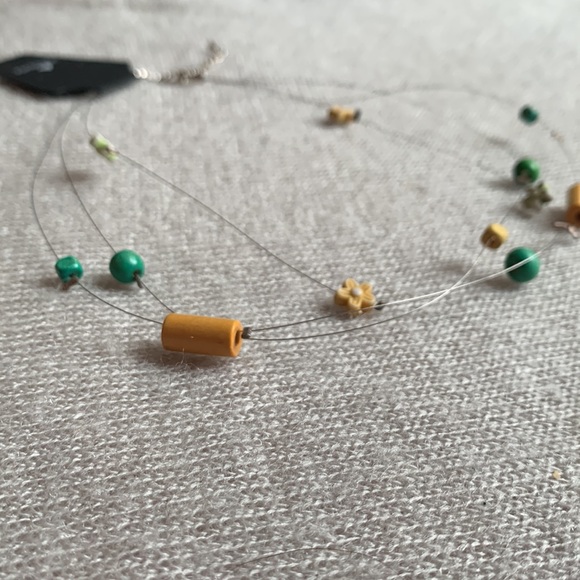 3x25$ ๐โญ๏ธ๐ Handmade - Short necklace - Yellow green beads - flowers & wire. - Picture 3 of 6